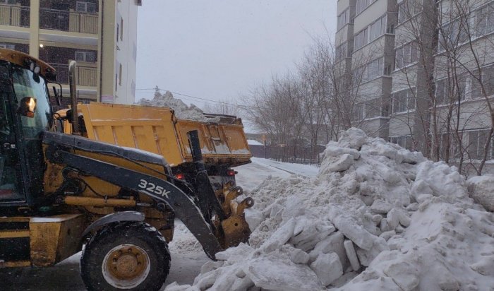 Мэрия Иркутска контролирует уборку дворов от снега