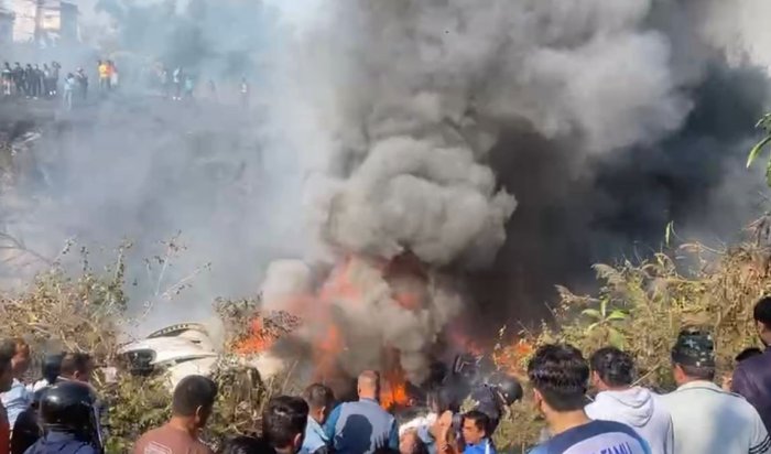 70 человек погибли при падении самолета в Непале (Видео)