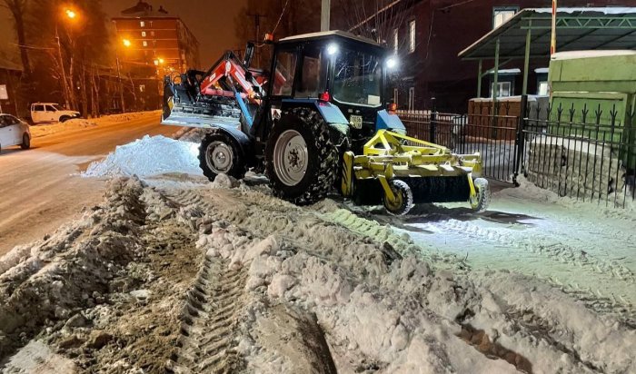 40 единиц техники всю ночь убирало снег с улиц Иркутска