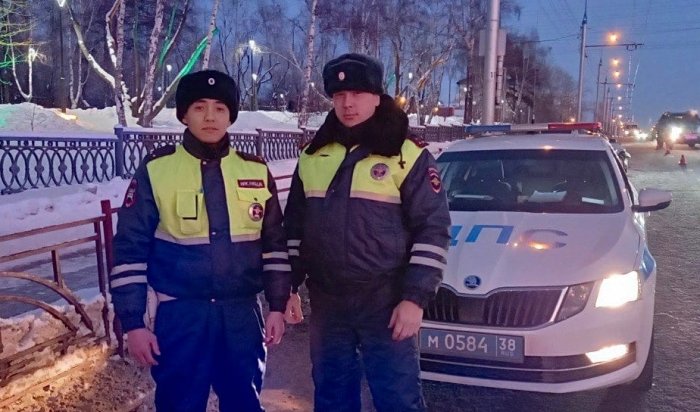Сотрудников Госавтоинспекции поощрят за помощь в спасении девушки, которая провалилась под лед на Ангаре (Видео)