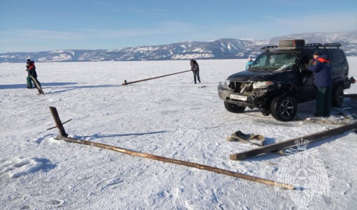 На Малом море автомобиль застрял в трещине льда
