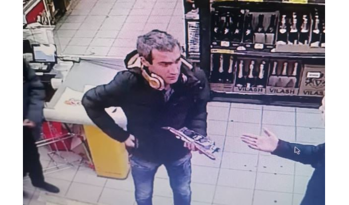 В Ангарске разыскивают мужчину, ударившего посетителя магазина