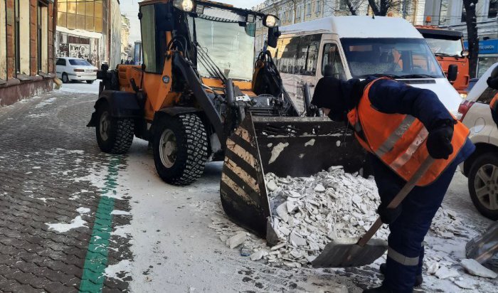 В Иркутске дороги и пешеходные зоны очищают от наледи