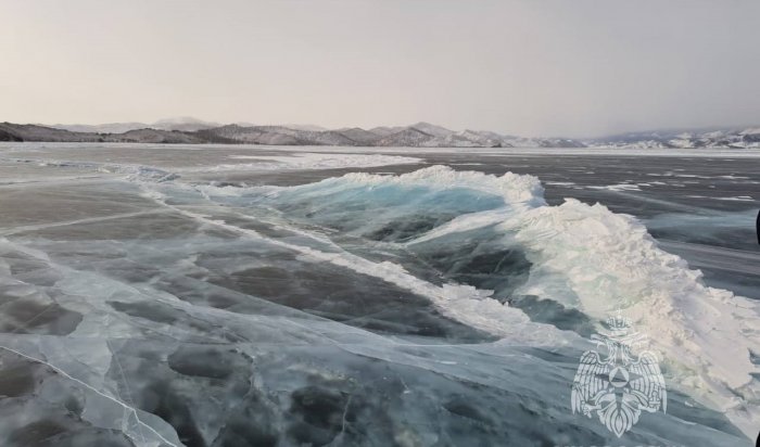 На Байкале два автомобиля частично провалились под лед