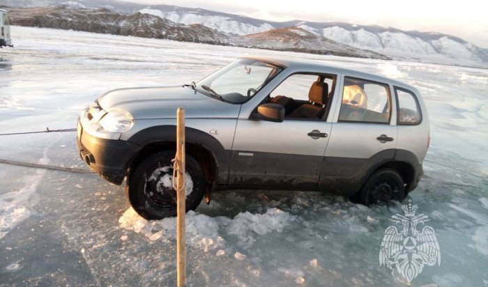 Два автомобиля оказались в промоине в проливе Малое Море озера Байкал