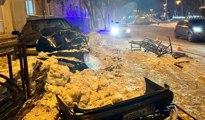Пьяный водитель снес ограждение на улице Лермонтова в Иркутске (Видео)