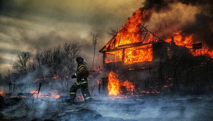 Двое мужчин погибли на пожарах в Иркутской области, спасая своё имущество