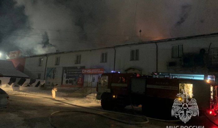 Пожар площадью 900 кв. м. произошел в торговом центре в Черемхово