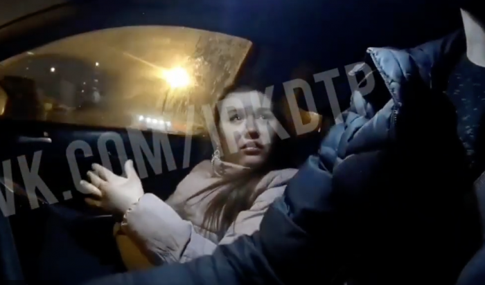 В Иркутске женщина во время поездки в такси начала грубо оскорблять водителя и попала в полицию (Видео)