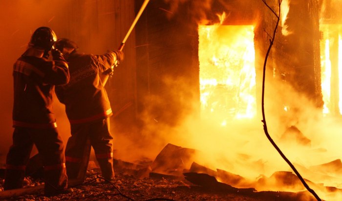 В Усолье-Сибирском пожарные спасли 15 человек при пожаре