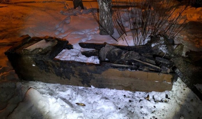 26 человек спасли из горящего деревянного дома в Иркутске