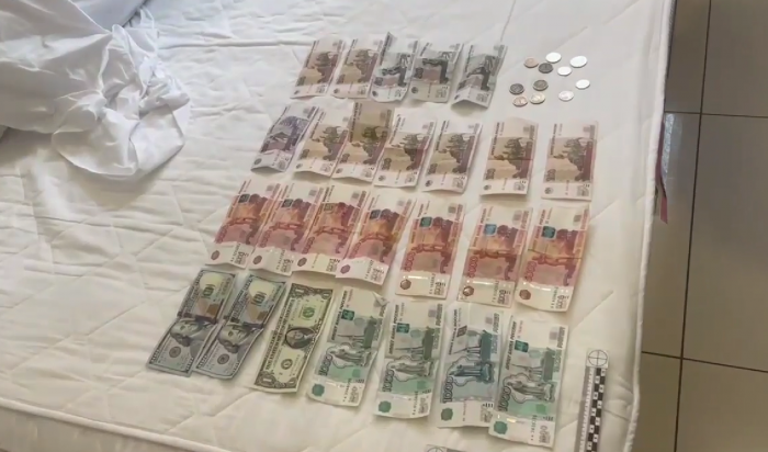 Сотрудники полиции задержали дроппера, который забрал у пенсионера 25 тысяч долларов (Видео)