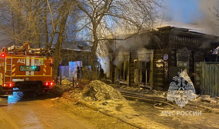 Напротив «Карамели» в Иркутске загорелся деревянный дом (Видео)