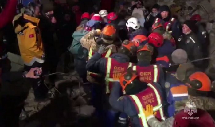 Под завалами в Турции спасли человека спустя 160 часов после землетрясения