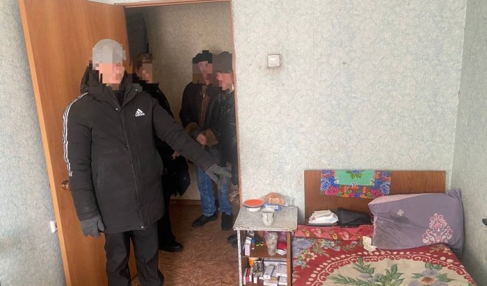 В Черемхово мужчина зашел в квартиру пенсионерки и украл 10 тысяч рублей