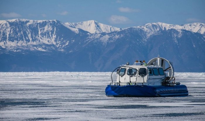 В Листвянке на льду Байкала столкнулись квадроцикл и судно на «Хивусе»