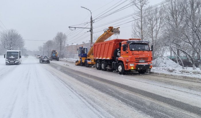 В Иркутске чистят улицы после снегопада