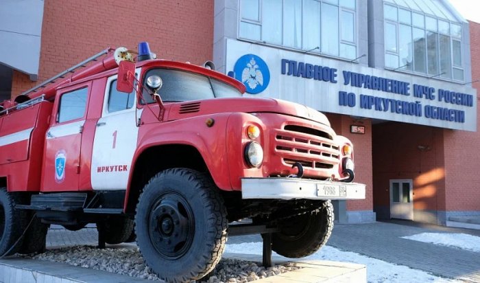В Усолье-Сибирском горит цех металлоконструкций