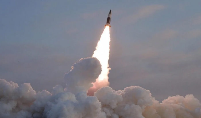 КНДР запустила три ракеты в направлении Японского моря