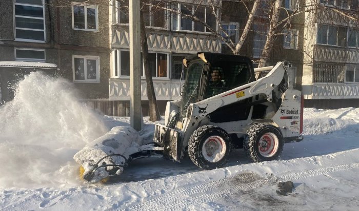 Более 60 единиц техники работало ночью на уборке снега с улиц Иркутска