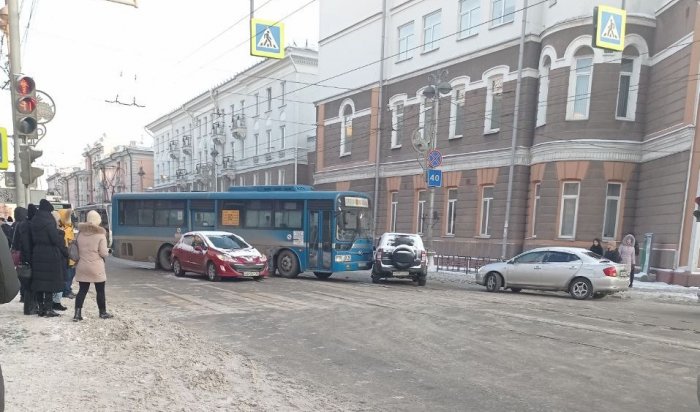 ДТП с пятью автомобилями и автобусом произошло в центре Иркутска (Видео)