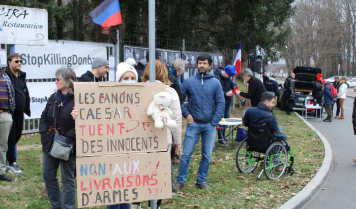В Париже прошла манифестация против поставок оружия Киеву и за выход Франции из НАТО