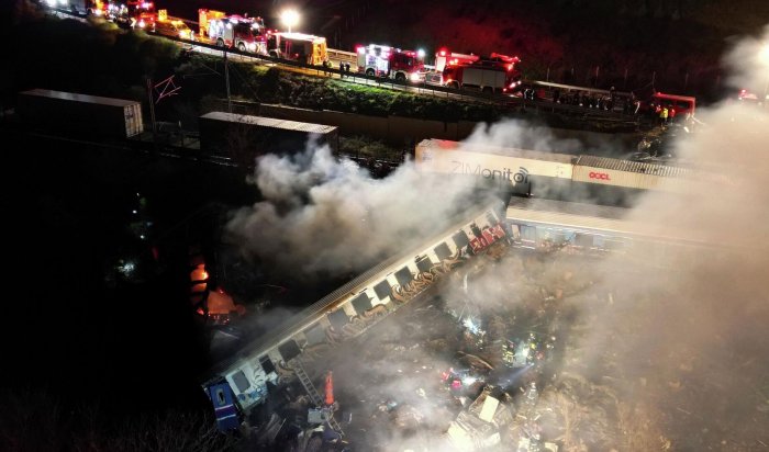 32 человека погибли из-за столкновения двух поездов в Греции