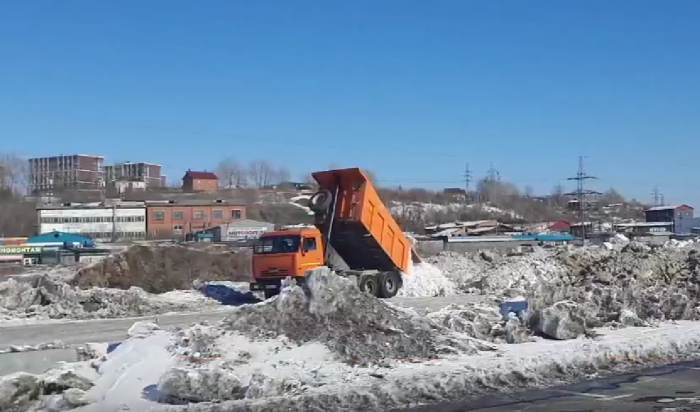 В Иркутске обнаружили свалку грязного снега в районе «Фортуны»