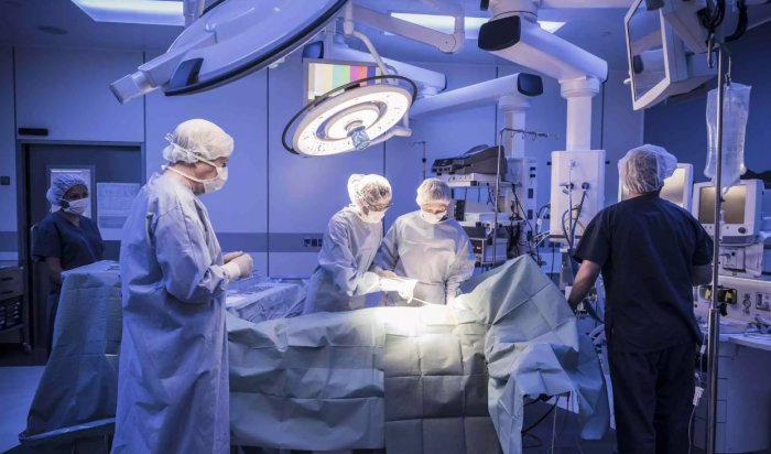 Иркутские кардиохирурги провели ребенку первую операцию без разрезов