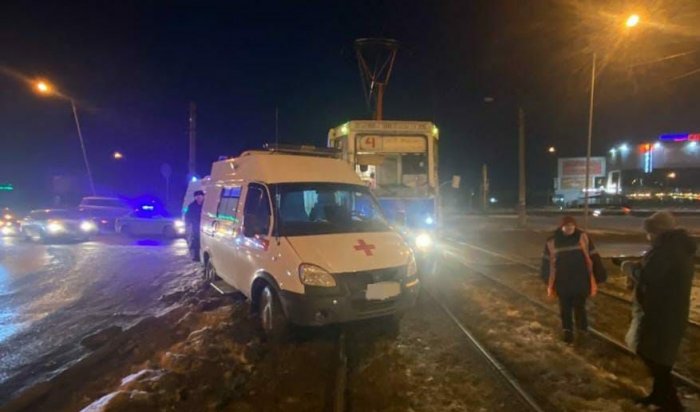 Трамвай и скорая помощь столкнулись в Усолье-Сибирском (Видео)