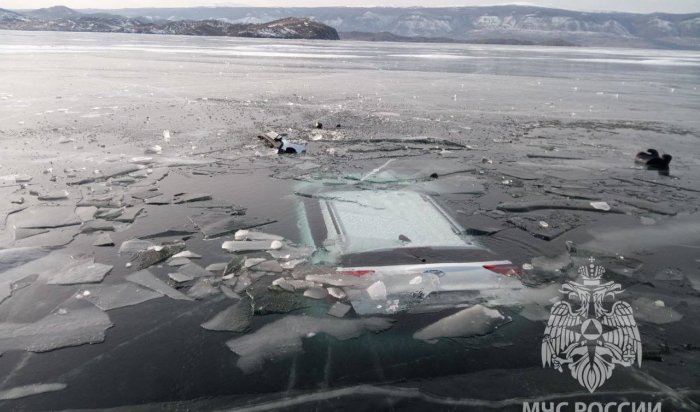 На Байкале четыре человека провалились под лед на арендованной машине