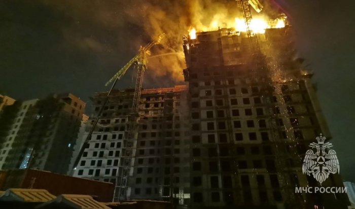 Строящийся 17-этажный дом горел в Иркутске
