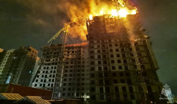 Строящийся дом на Байкальской в Иркутске загорелся из-за нарушения техники безопасности