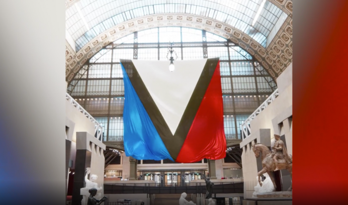 Подоляк осудил «российскую» символику в рекламе Louis Vuitton
