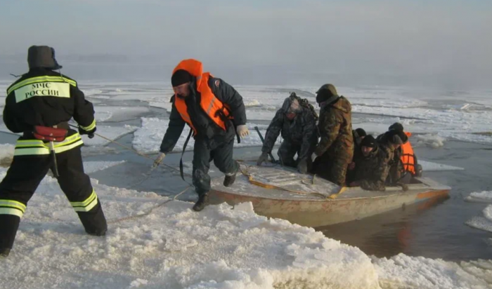 С оторванной льдины на Сахалине спасли 41 рыбака