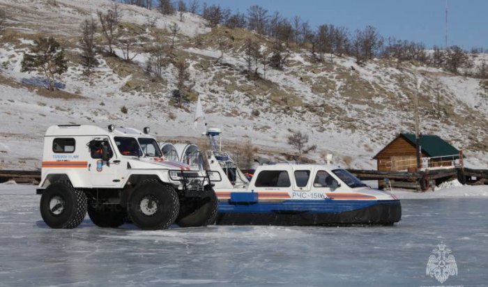 Двое мужчин на коньках угодили в трещину на Байкале