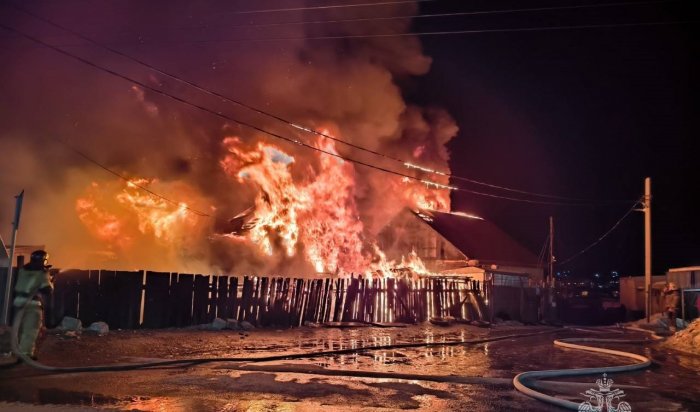 Два жилых дома загорелись в Стрижах в Иркутске (Видео)