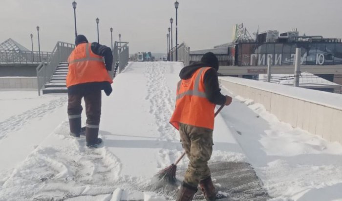 В Иркутске устраняют последствия снегопада