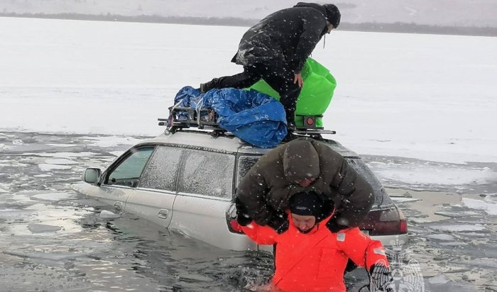 На Байкале машина с тремя людьми провалилась под лед