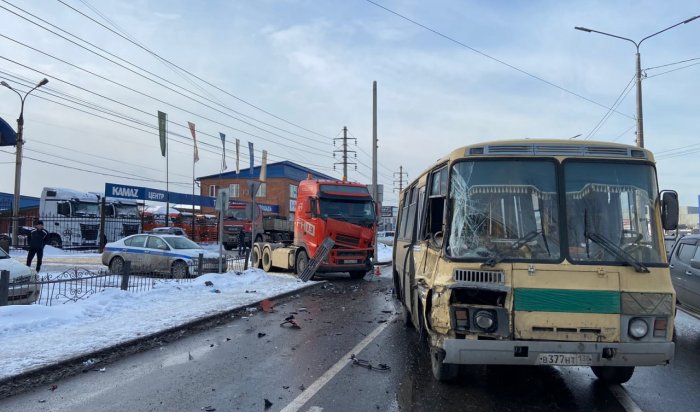 Следственный комитет проводит проверку из-за столкновения автобуса и грузовика в Иркутске
