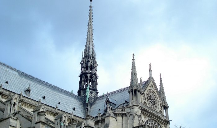 Реставраторы смонтировали новый шпиль для собора Нотр-Дам-де-Пари