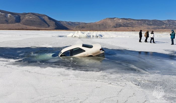 Toyota Camry провалилась под лед на Малом Море