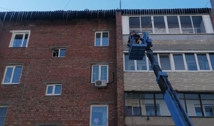 В Иркутске коммунальщики очищают крыши жилых домов от сосулек