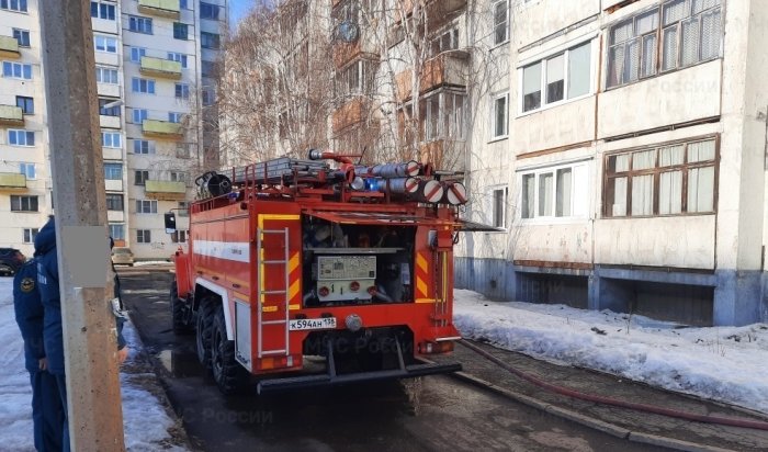 30 человек спасли огнеборцы из задымленного дома на улице Авиастроителей в Иркутске