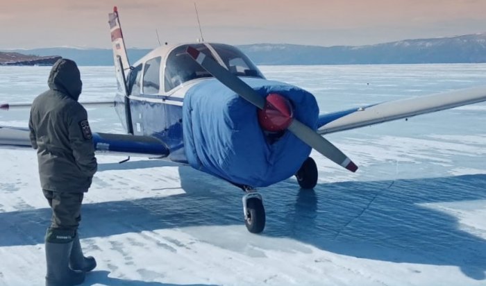 На лед пролива Малое море несанкционированно сел самолет