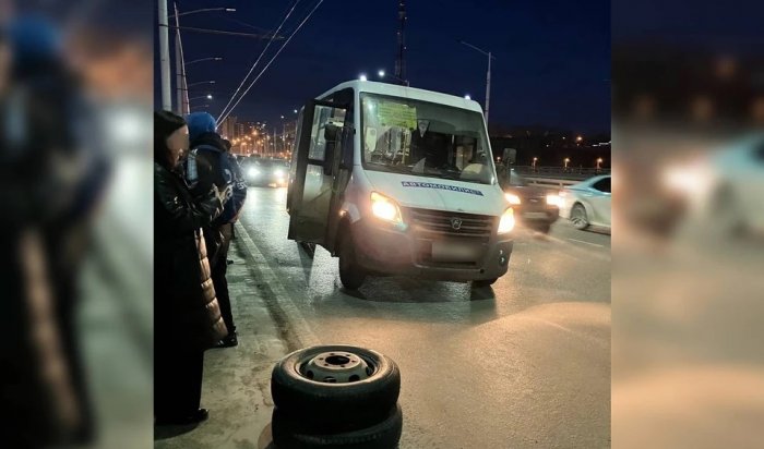 Колесо отвалилось у маршрутки № 456 по дороге на Академическом мосту в Иркутске