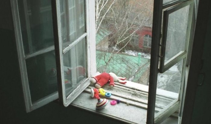 Трехлетний ребенок выпал из окна четвертого этажа в Ангарске