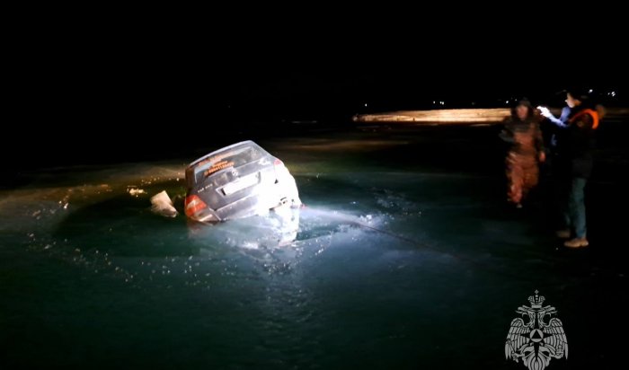 Mercedes GLK провалился под лед Байкала на Малом Море