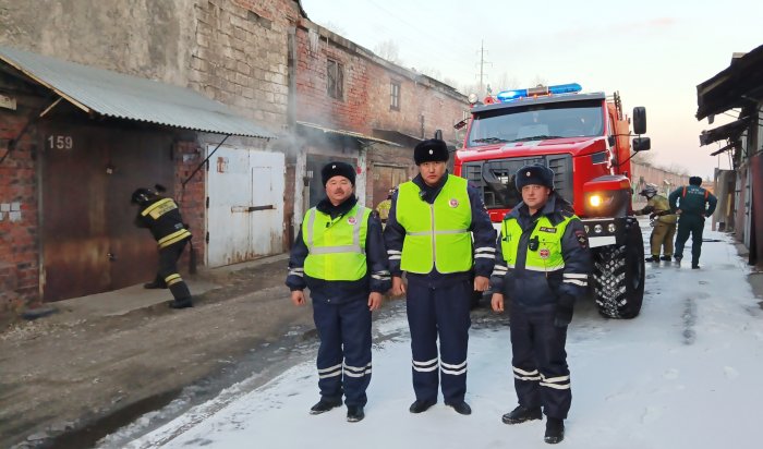 Сотрудники ГИБДД предотвратили пожар в гаражном кооперативе Иркутска (Фоторепортаж)