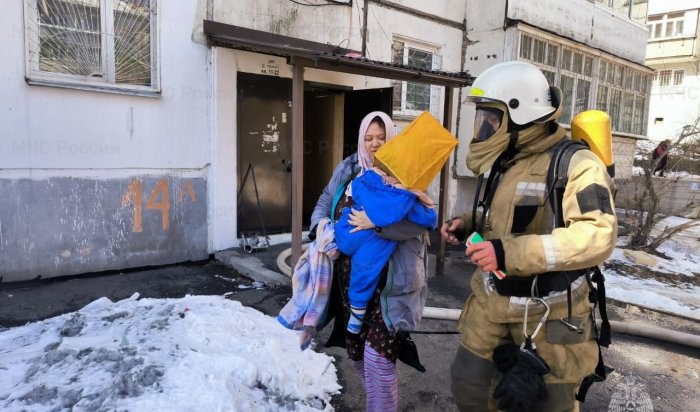 Восемь человек спасли сотрудники МЧС во время пожара на улице Маршала Конева в Иркутске